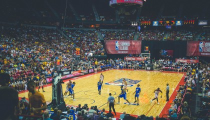 -体坛跨界风暴，马赛盯NBA伤情，阿贾克斯备战全明星，活塞复出为欧冠？